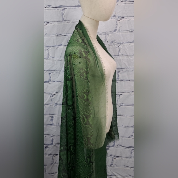 Burberry Women's Scarf Green Reptile Snakeskin 100% Silk Italy 70" x 40" - Picture 15 of 16